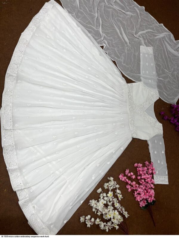 Aanaarkali suit White - Image 3